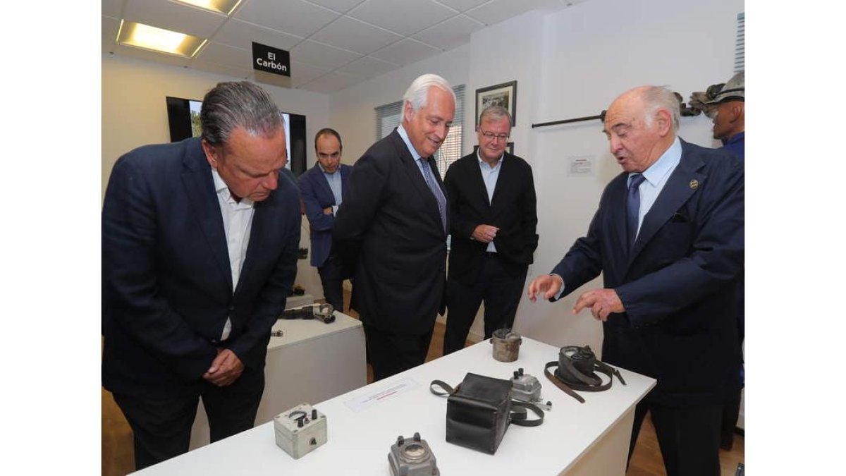 Viloria, explicando algunos de las piezas expuestas. L. DE LA MATA