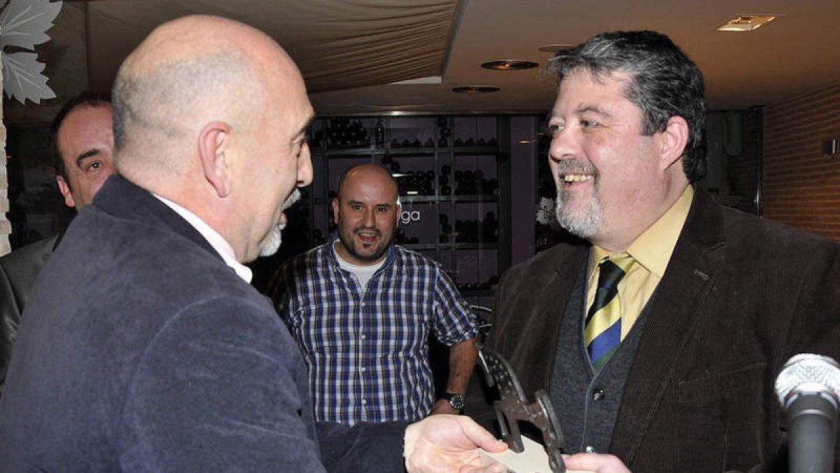 El periodista Santiago de la Torre entrega el premio a Juan Francisco Corcuera, director del periódico.