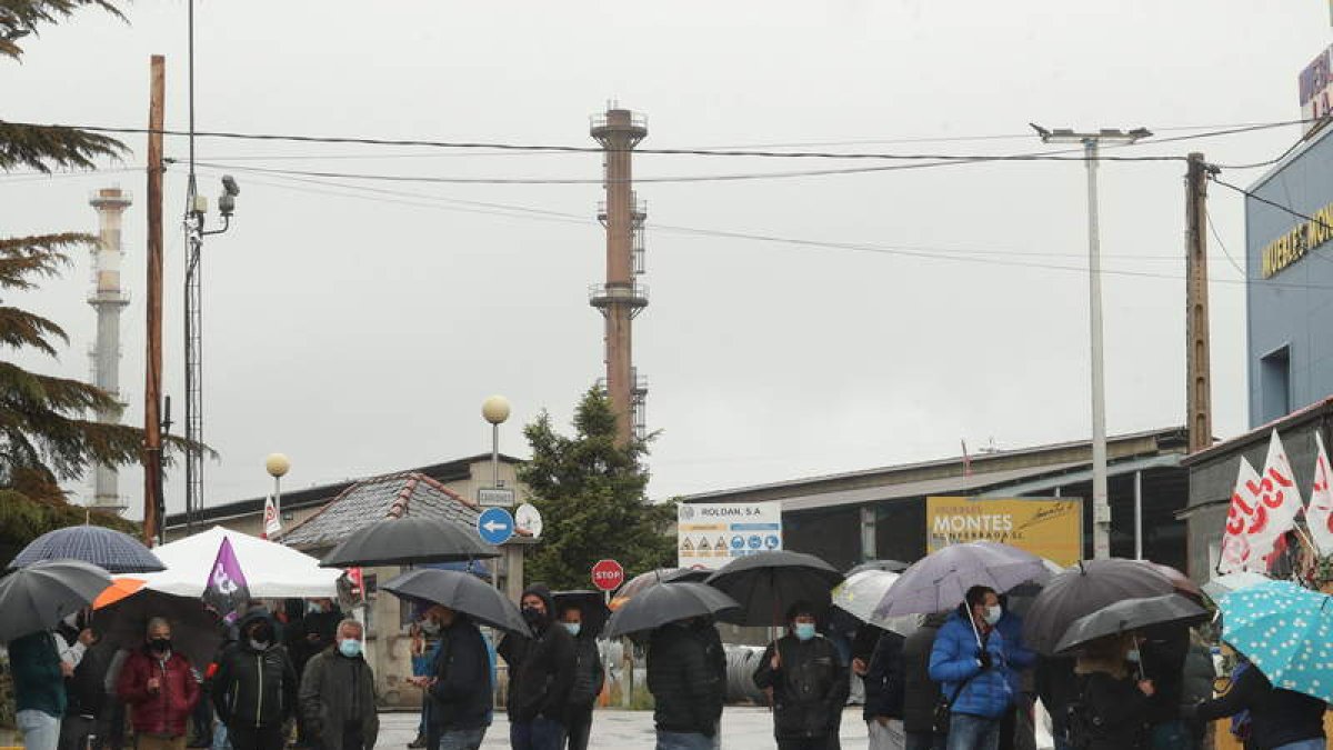 Trabajadores de Roldán, apostados frente a la fábrica. L. DE LA MATA