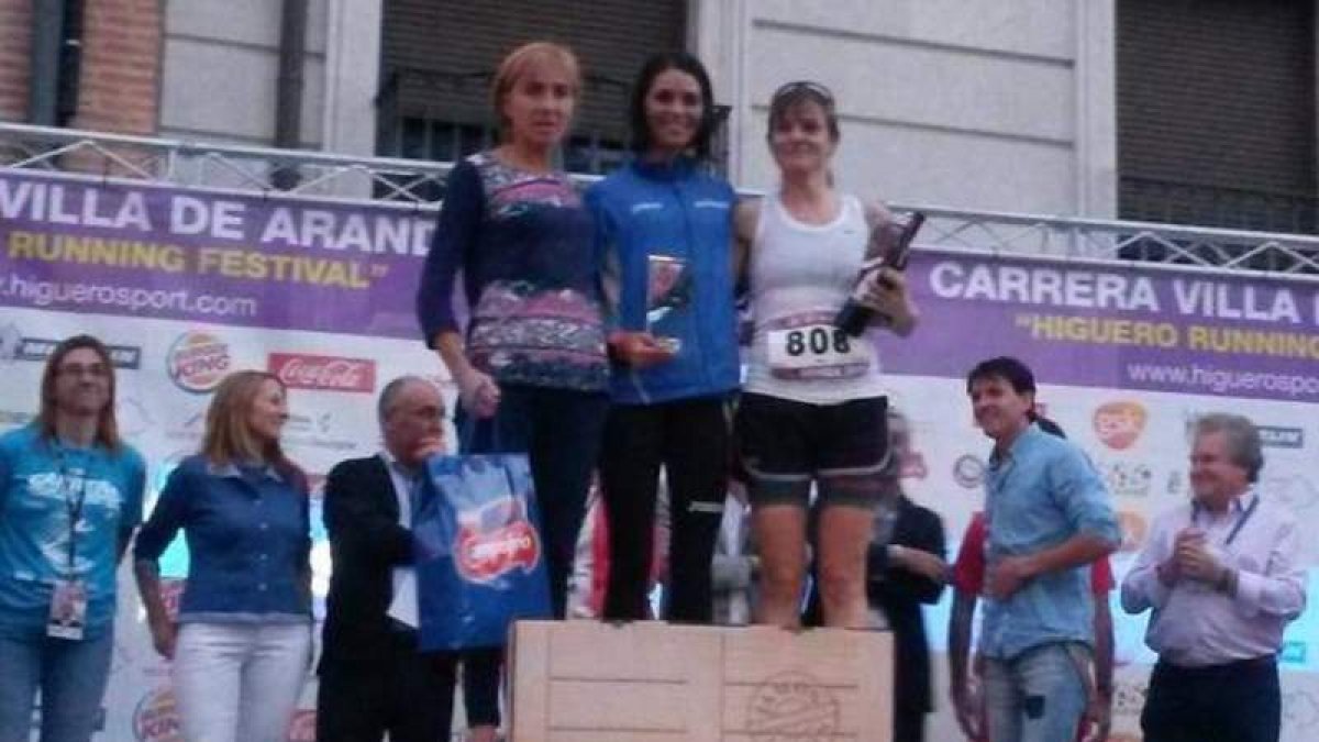 Nuria Lugueros en lo más alto del podio de la prueba arandina.