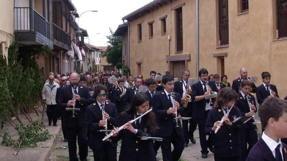 La Banda de Música Sones del Órbigo encabezará el pasacalles, la misa y la procesión del próximo domingo.