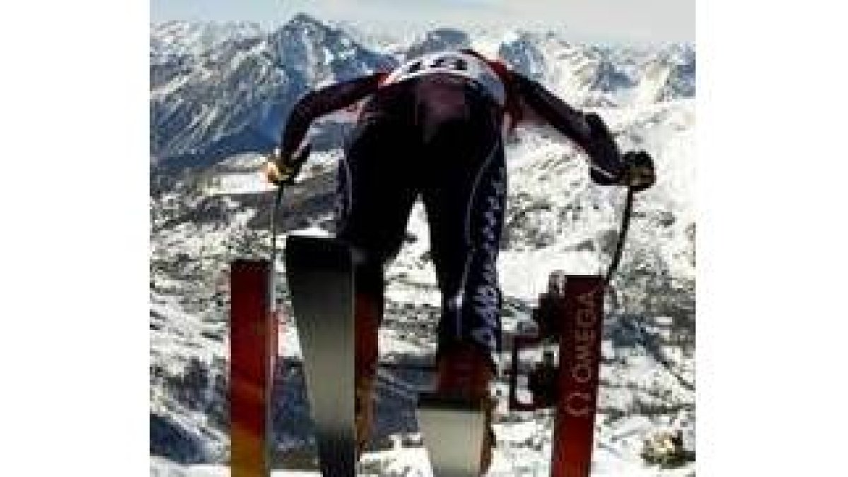 Un esquiador se dispone a probar la pista en uno de los entrenamientos que ya se está produciendo