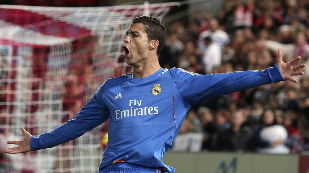 Cristiano Ronaldo celebra uno de los goles marcados frente al Almería.