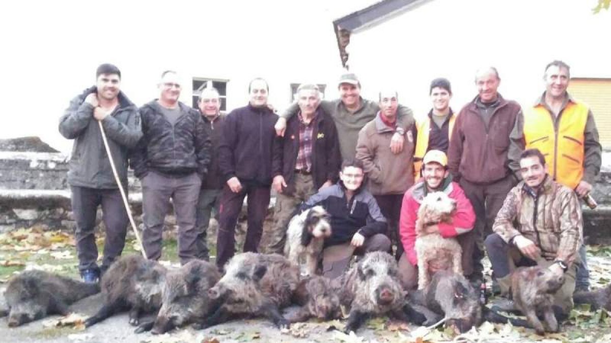 Parte de los monteros de la sociedad de cazadores Vega Alion. DL