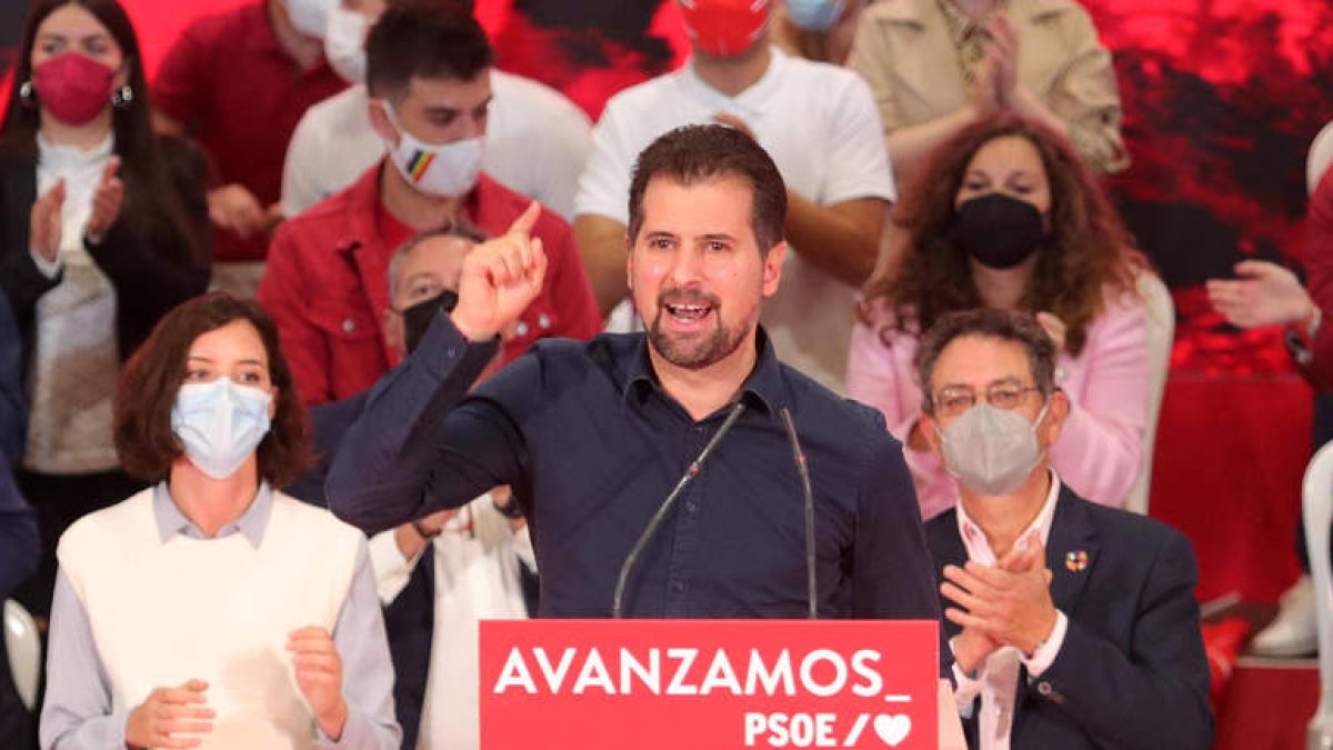 Luis Tudanca, ayer en el pabellón de Flores del Sil antes de que cerrase el acto Pedro Sánchez. ANA F. BARREDO