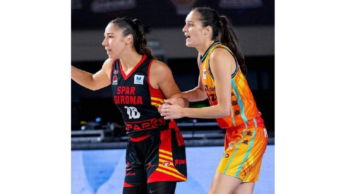 Ángela Salvadores en una acción defensiva de la leonesa. VBASKET