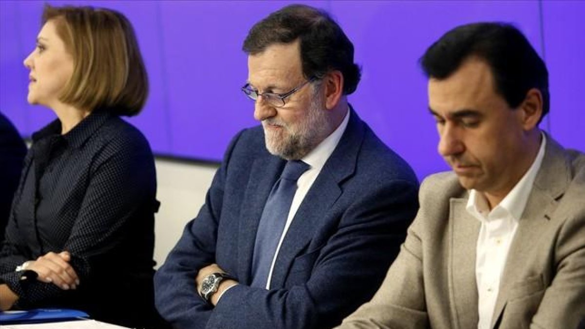 El presidente del PP, Mariano Rajoy, junto a Dolores de Cospedal y Fernando Maíllo en una reciente reunión del PP.