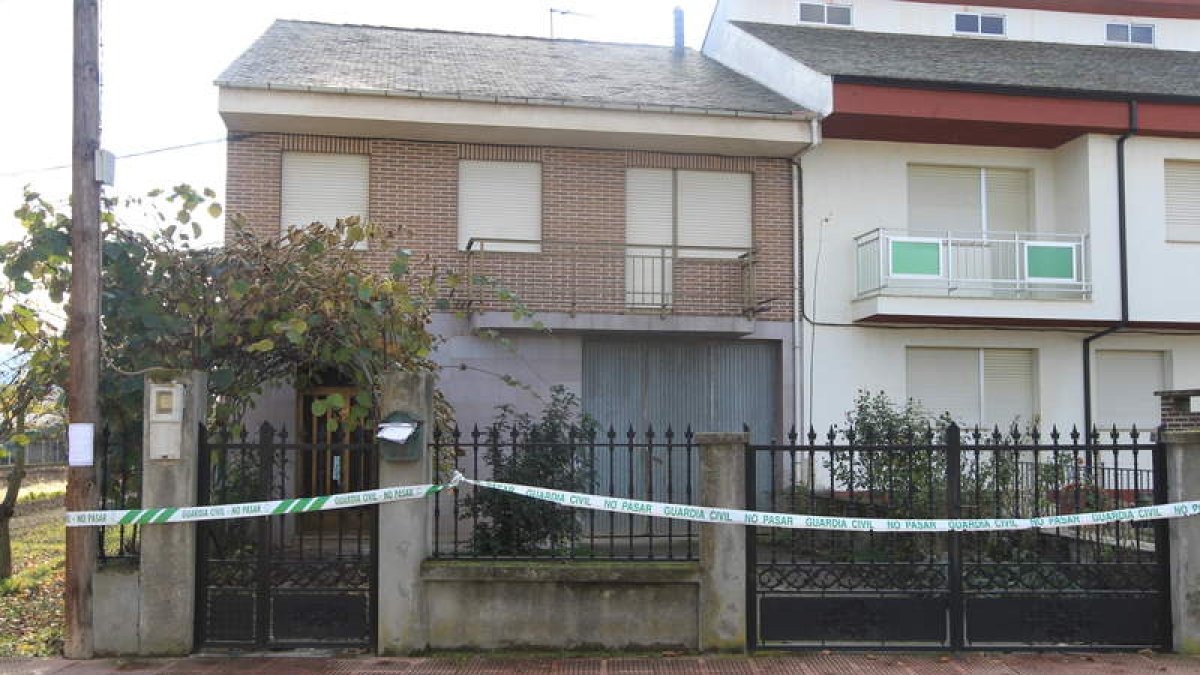Al interior de la casa del fallecido sólo pueden entrar de momento los investigadores.