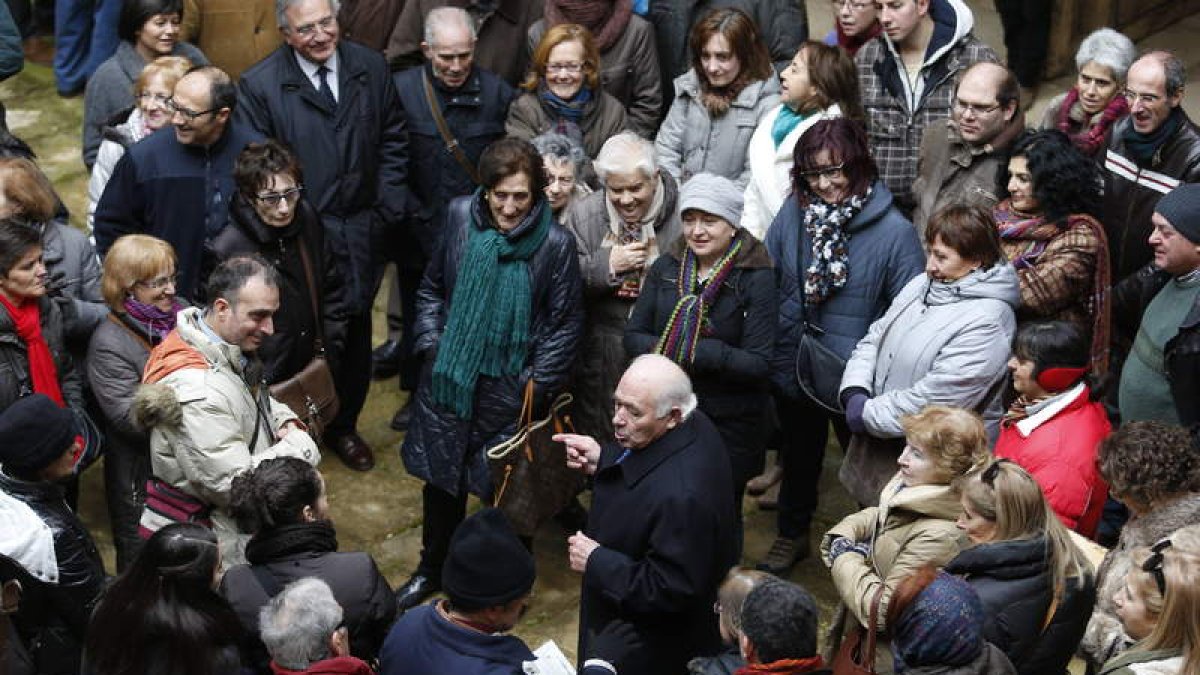 El alcalde, junto a miembros de Promonumenta, en el patio del Palacio, ayer en Grajal.