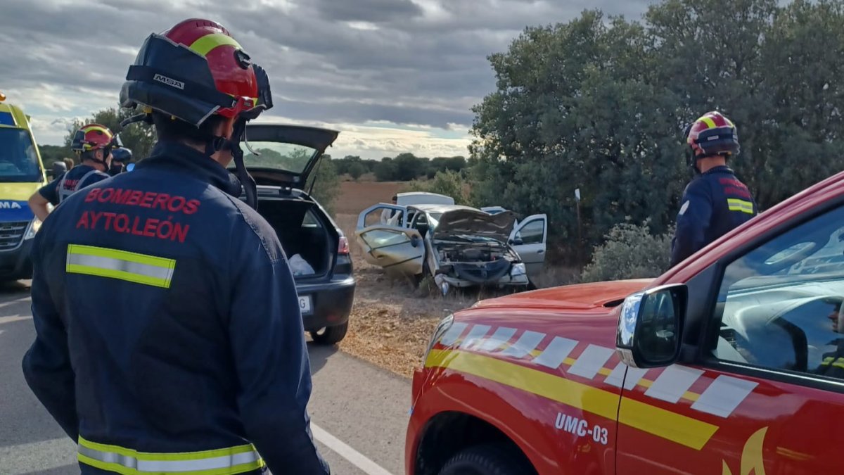 Bomberos de León, atendiendo al herido. LUIS CANAL