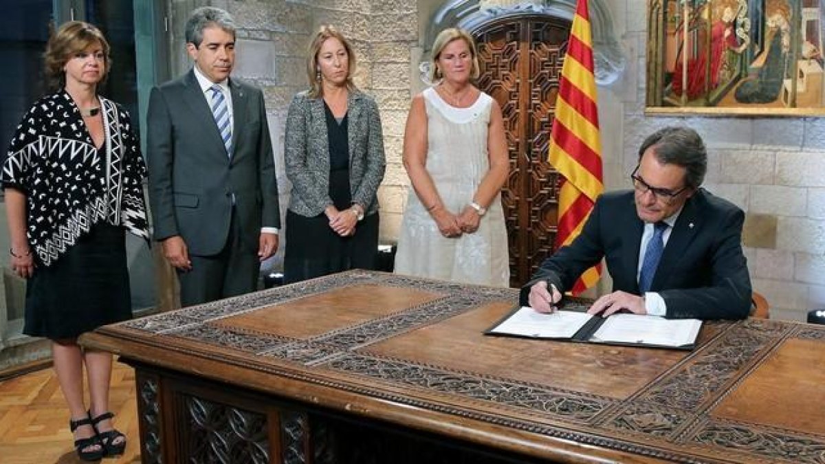 Artur Mas, durante el acto de firma del decreto de disolución del Parlamento de Catalunya y de convocatoria de elecciones para el próximo 27 de septiembre.