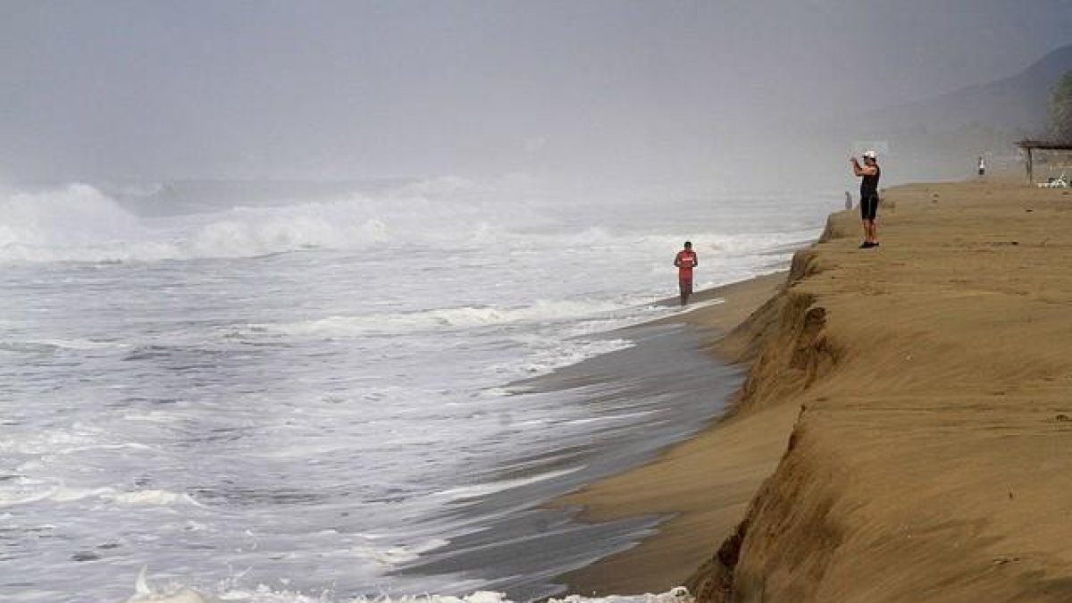 Un hombre toma fotografías del huracán 'Patricia' desde la playa de Acapulco, México.