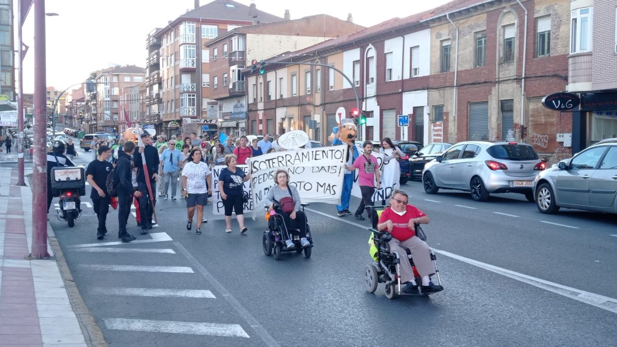 Protesta en Trobajo para pedir el soterramiento del tren. DL
