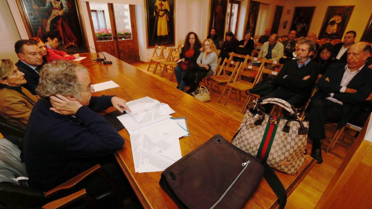 Un momento de la reunión entre Ayuntamiento y asociaciones vecinales. RAMIRO