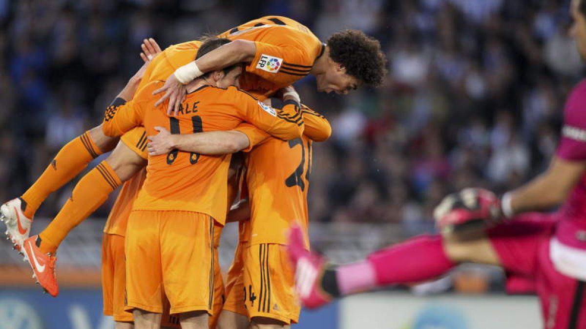 Los jugadores del Real Madrid celebran su primer gol materializado por Illarramendi.