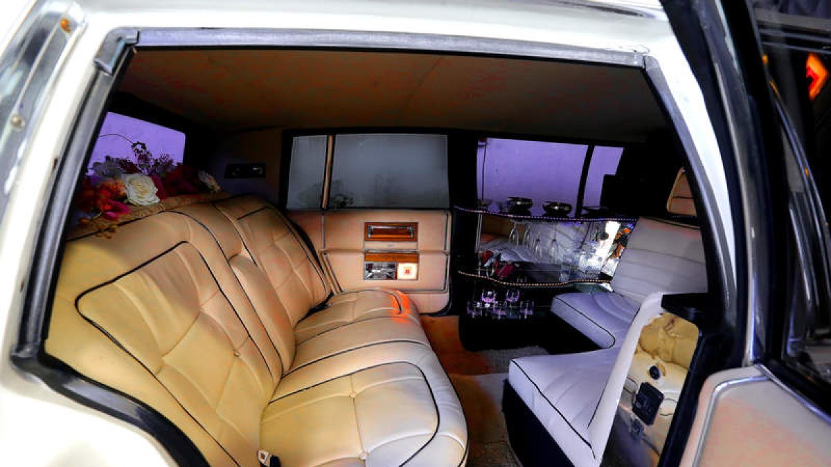 En las imágenes pueden verse detalles de parte de la colección de vehículos históricos que tiene José Luis Fernández, ‘Cabo’. El interior de la limusina Excalibur blanca muy demandada para bodas, un Cadillac descapotable o un Rolls-Royce apare