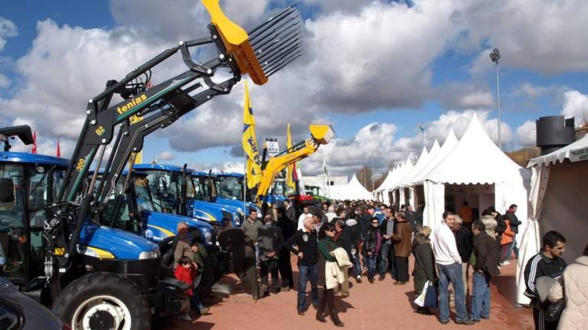 Los modernos tractores volverán a ser un año más uno de los atractivos de la Feria Multisectorial de Febrero de Valencia de Don Juan que comienza hoy.
