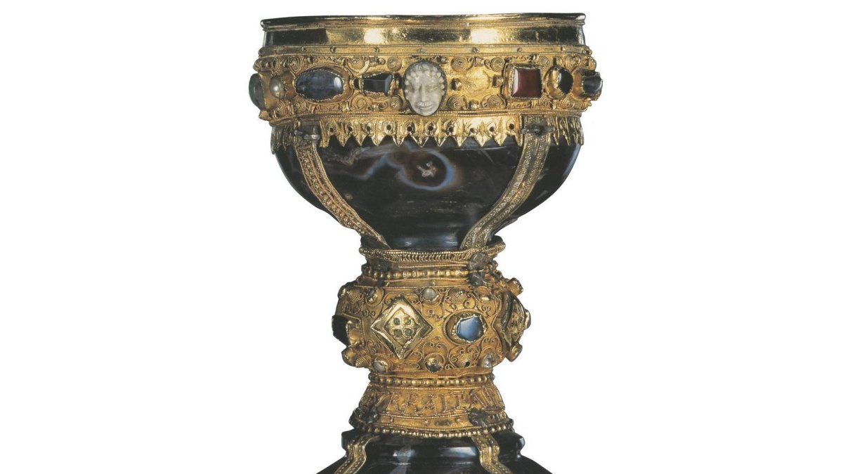 El cáliz de Doña Urraca que contiene el Santo Grial. La infanta leonesa mandó a los orfebres recubrir de oro y joyas la más humilde copa romana de ágata con la que Jesús celebró su última cena