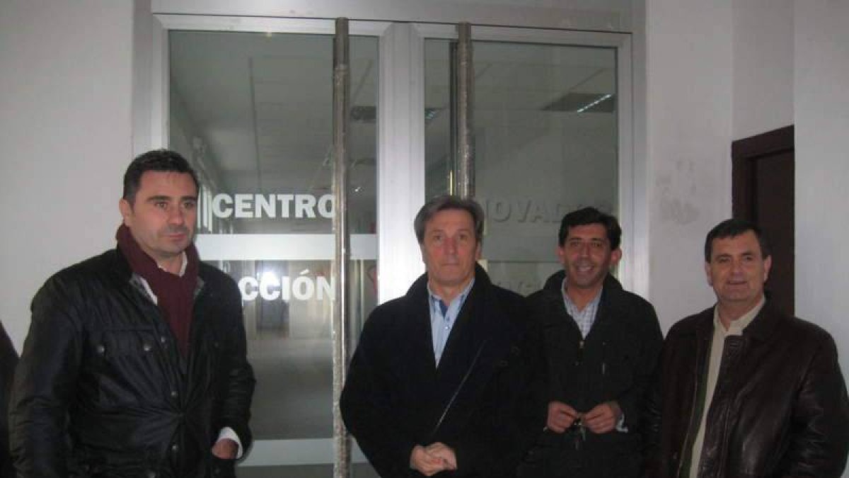 Representantes de Nuevas Generaciones del PP en Ponferrada acudieron ayer a la sede de Cáritas en la capital berciana para entregar los 200 kilos de alimentos y juguetes conseguidos gracias a la campaña de recogida llevada a cabo durante esta navidad. | d