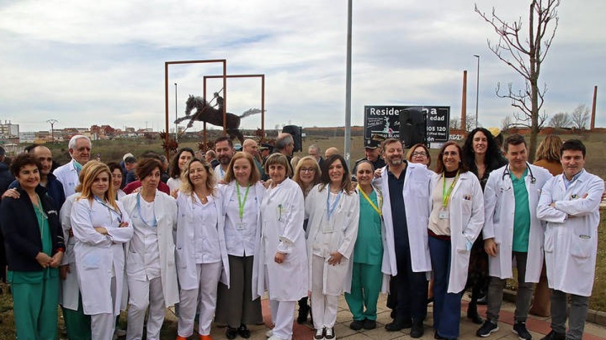 Personal sanitario del Caule frente a la escultura de Amancio, durante la inauguración. PEIO GARCÍA