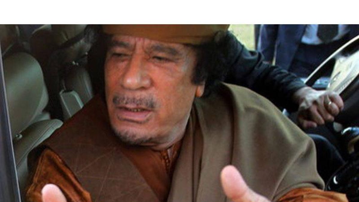 Muamar Gadafi, el pasado 10 de abril, en el complejo presidencial de Bab Al Azizia, en Trípoli.
