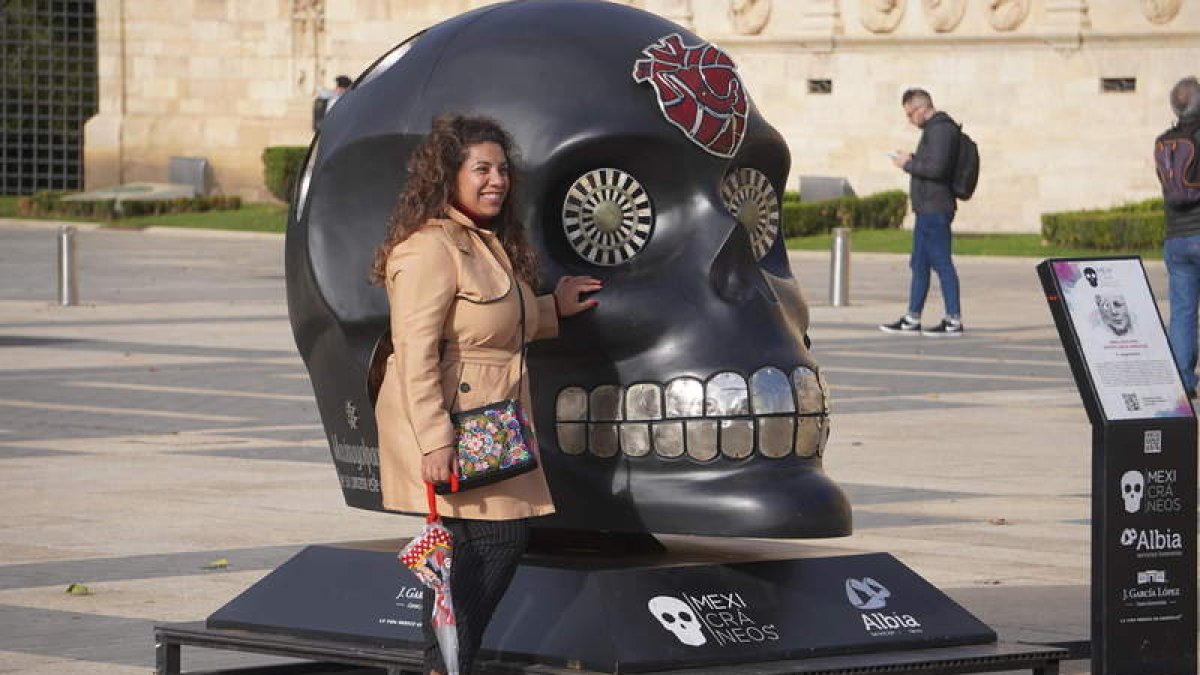 Una mujer posa delante de una de las obras. J. NOTARIO