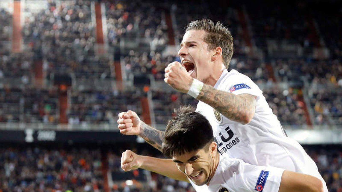 Carlos Soler y Santi Mina celebran el tercer gol del Valencia ante el Young Boys. KAI FÖRSTERLING
