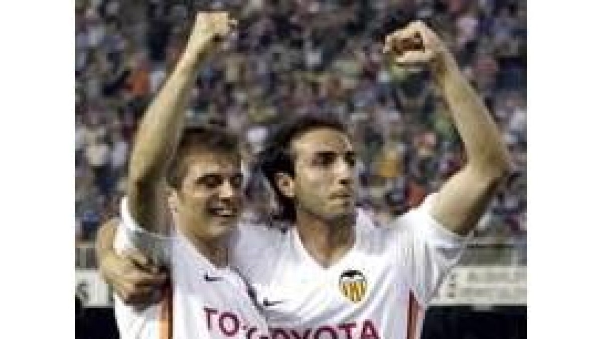 El valencianista Moretti celebra su gol con Joaquín