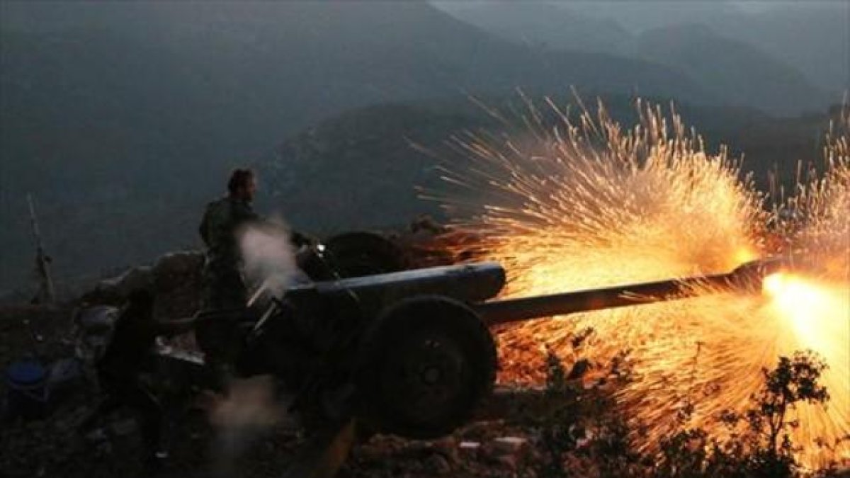 Un soldado sirio dispara con un cañón en la provincia de Latakia, el 10 de octubre.