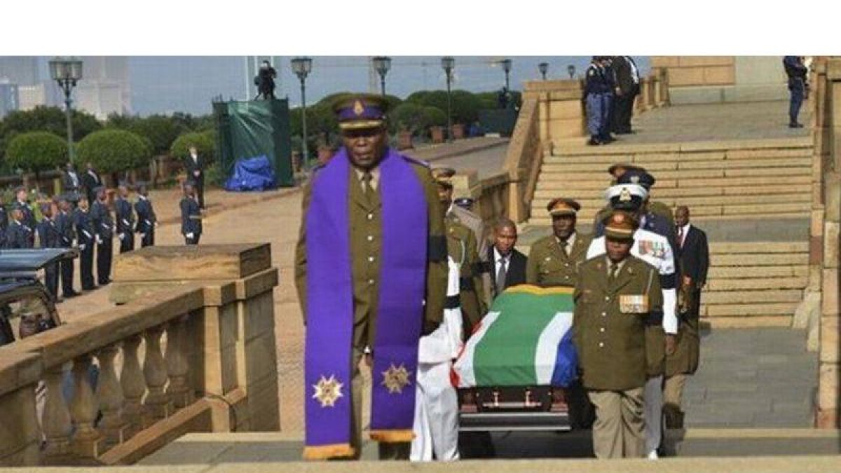 Militares surafricanos entran el féretro en Union Buildings.