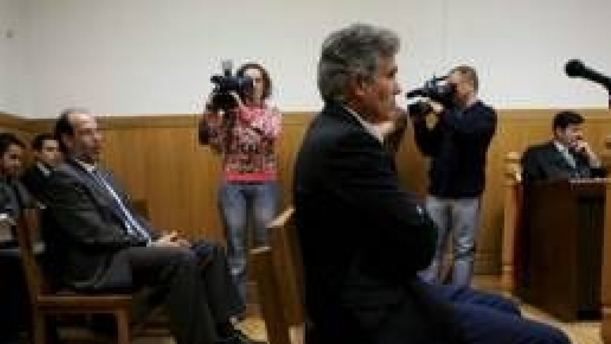 Conde, en primer término y tras él, el representante de Agelco, Sánchez