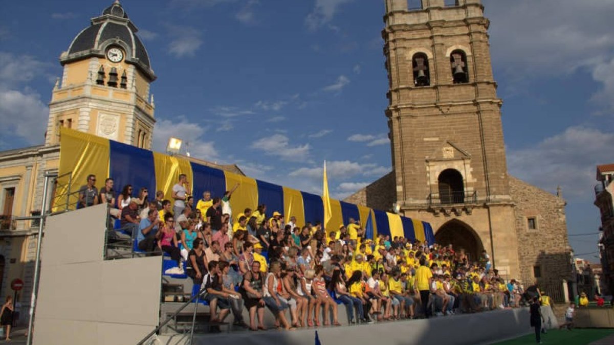 La peña y La Bañeza, del color amarillo hace unos años. LETICIA