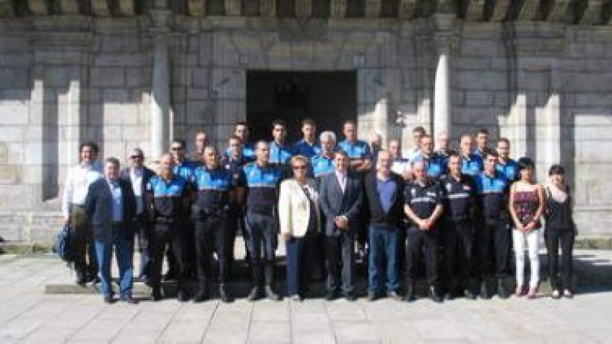 Los agentes y los dos deportistas que participarán en la prueba posaron frente al consistorio.