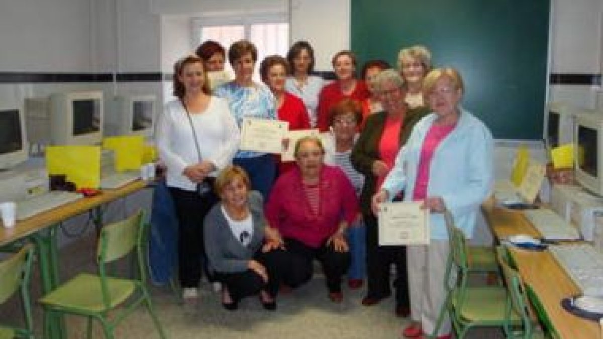Algunas de las participantes del curso posan con sus diplomas en el Ayuntamiento de Montejos.