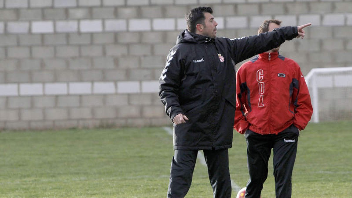 Luis Cembranos vuelve a tomar el mando en el banquillo tras cumplir su sanción