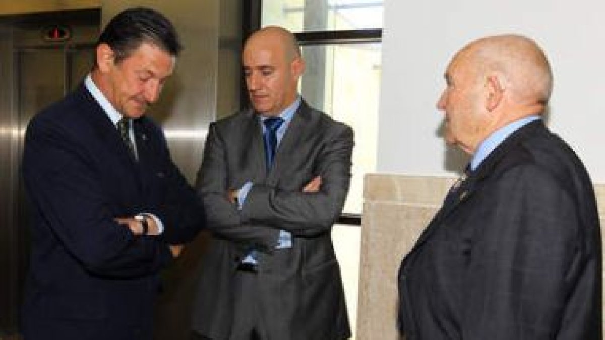 Carlos Emperador, a la izquierda, dialoga con el letrado de la Cultural, Pedro Álvarez Canal, y con
