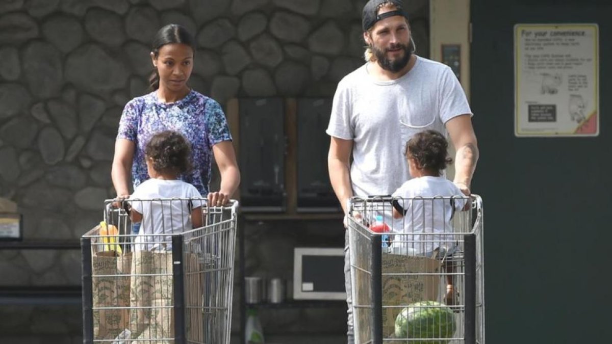 Zoe Saldana, con su marido, Marco Perego, y sus hijos, Cy y Bowie, a su salida de un supermercado de Los Ángeles