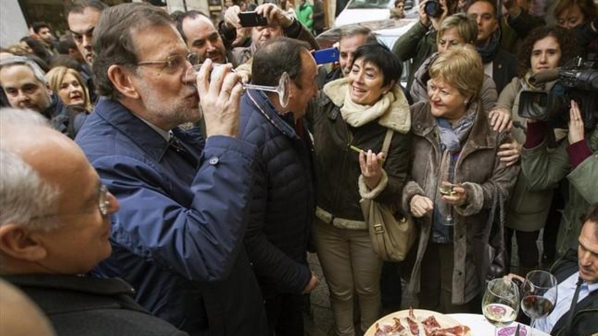 El presidente del Gobierno, Mariano Rajoy, durante su paseo por Logroño antes de ofrecer un mitin electoral.