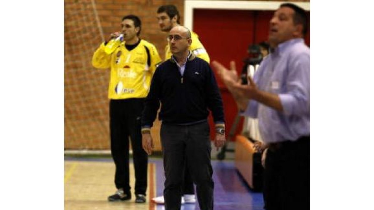 Jordi Ribera mira con gesto de preocupación un lance del choque; detrás los porteros Álamo y Alilovi