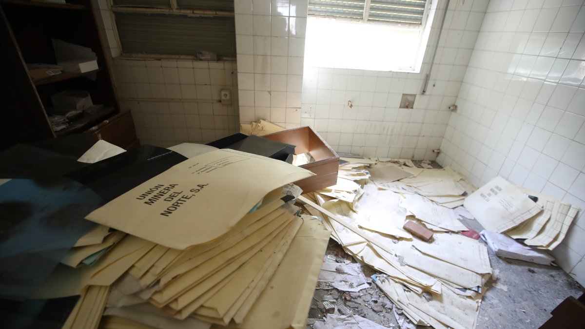 Planos de viejas minas, fichas médicas de antiguos mineros, documentación económica y otra información relevante están tirados por el suelo de lo que fueron el economato y el botiquín de estas instalaciones mineras. ANA F. BARREDO