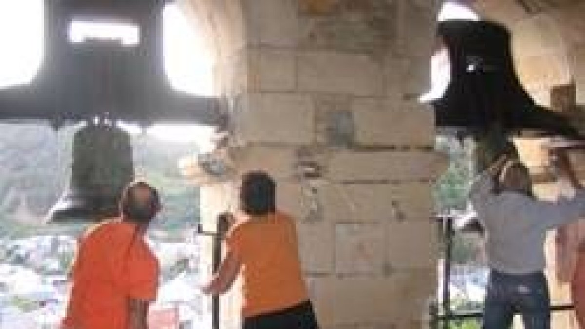 Los vecinos participan en el volteo de las campanas
