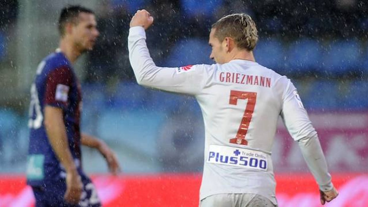 El rojiblanco Griezmann celebra el primer gol del Atlético en el campo del Eibar.