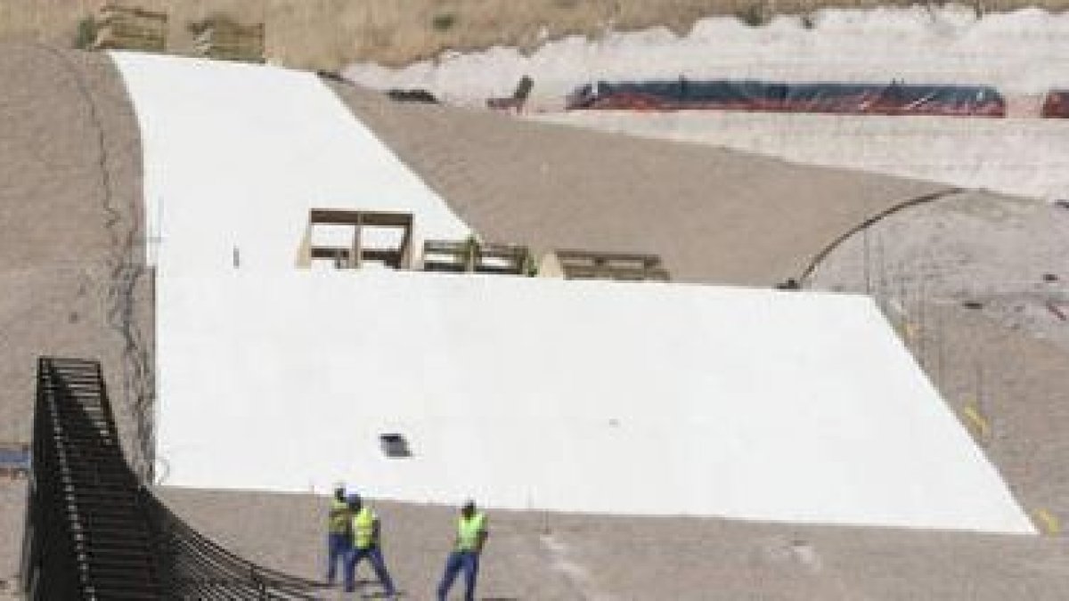 Trabajos de construcción en la pista de esqui de Villavieja del Cerro, en Tordesillas, en una imagen