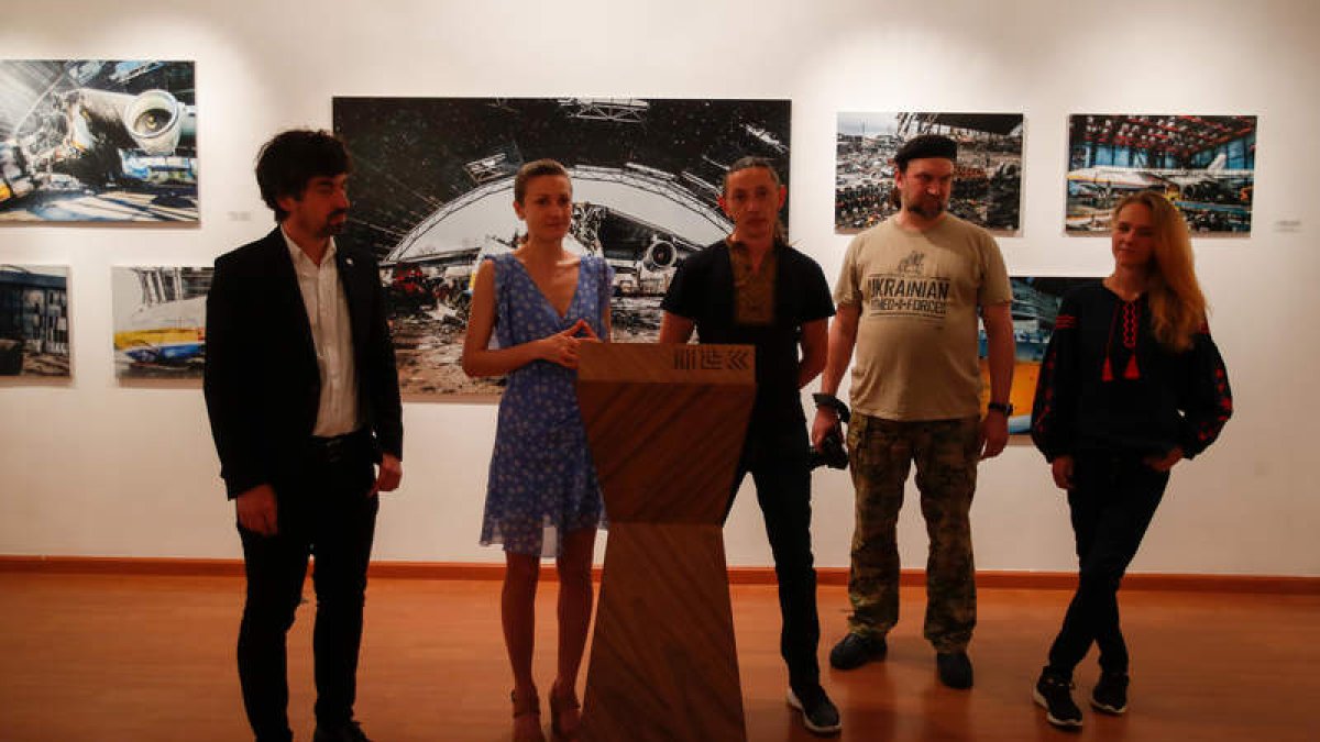 Pablo López Presa, con Oleksandra Kyryushyna y Oleksandr Tsegolnyk y el oficial Oleksandr Zakletsky. RAMIRO