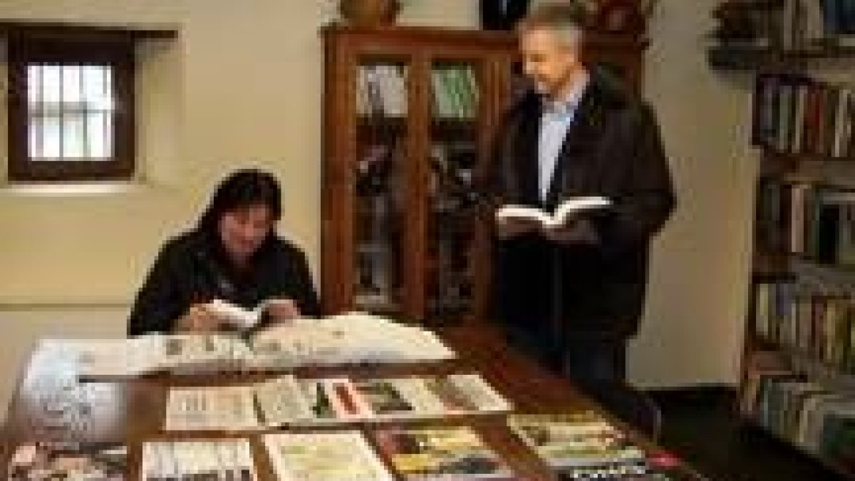 Ana Luisa Durán y Celestino Colín, durante el acto de entrega de los libros en la jornada de ayer