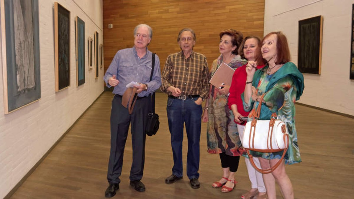 Antonio Merayo y Marcelino Cuevas, coordinador y comisario de la exposición, respectivamente; Marisa Valbuena, del departamento de exposiciones del Ayuntamiento; Rosa María Olmos, estudiosa de la obra de Pablo Gago; y Charo Valencia, amiga del pintor. DL