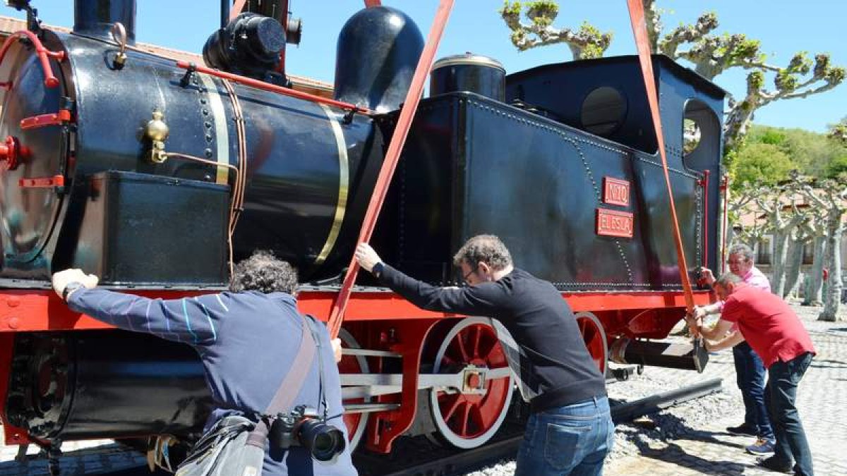 Un momento de la maniobra para colocar la máquina sobre los raíles. CASTRO