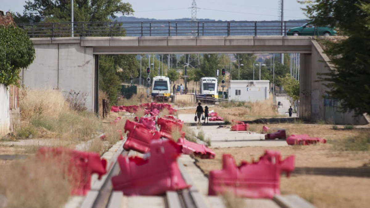 Los trenes de Feve se mantienen parados en La Asunción. FERNANDO OTERO PERANDONES