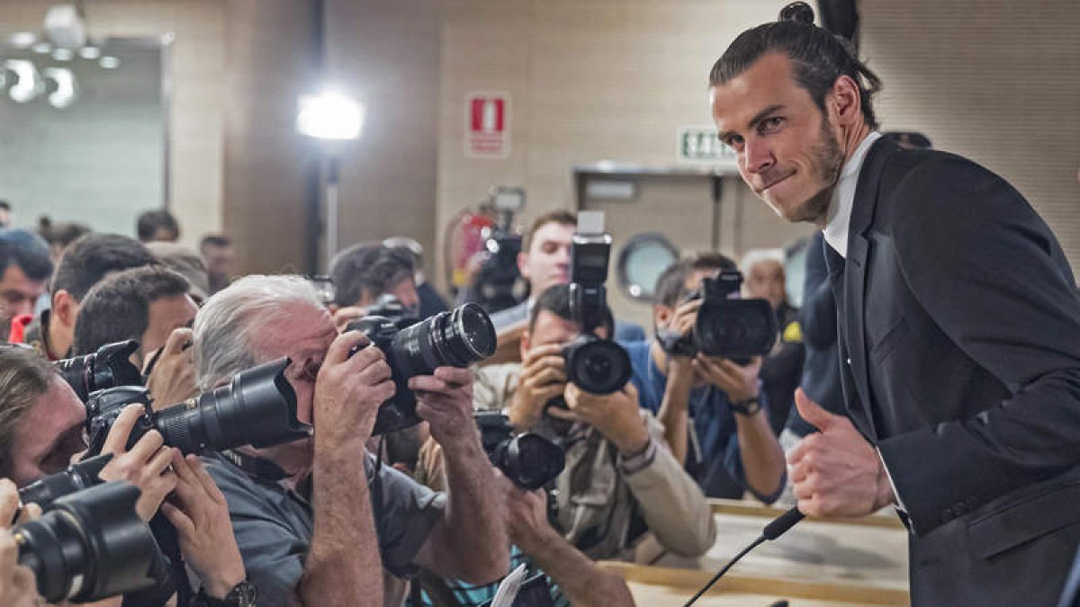 Bale, durante la rueda de prensa que ofreció en el Bernabéu tras la renovación. EMILIO NARANJO