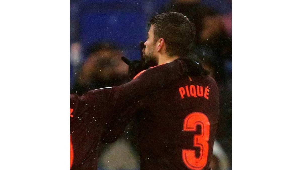 Gerard Piqué manda callar a la afición del Espanyol después de anotar el 1-1 en el marcador. A. GARCÍA